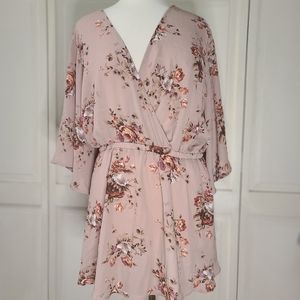 Beautiful flowy super flattering Torrid blouse in size 4x.